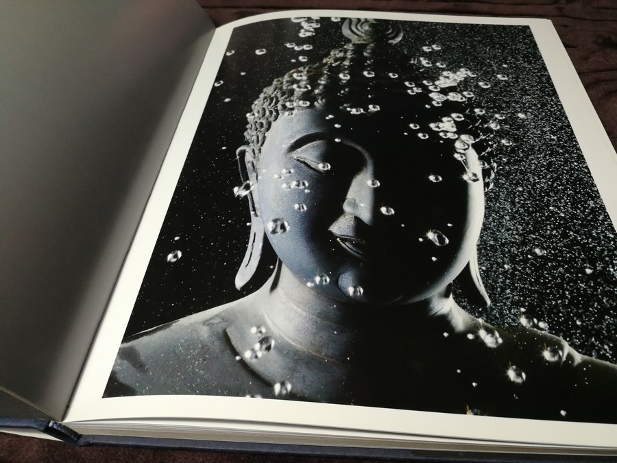 BUDDHA IMAGE TALKS วจนพุทธปฏิมา โดย เสริมคุณ คุณาวงศ์ ปกเเข็ง 140 หน้า ปี 2554