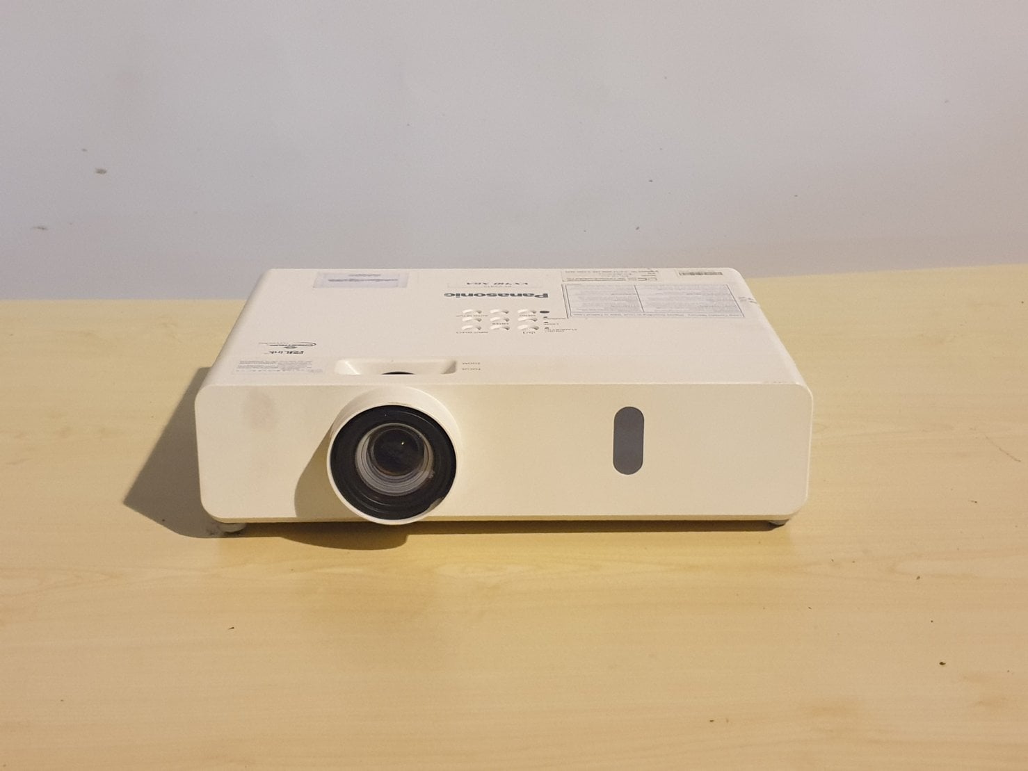 PANASONIC PT-VX410Z มีสองตัว ตัวละ 4900 บาท