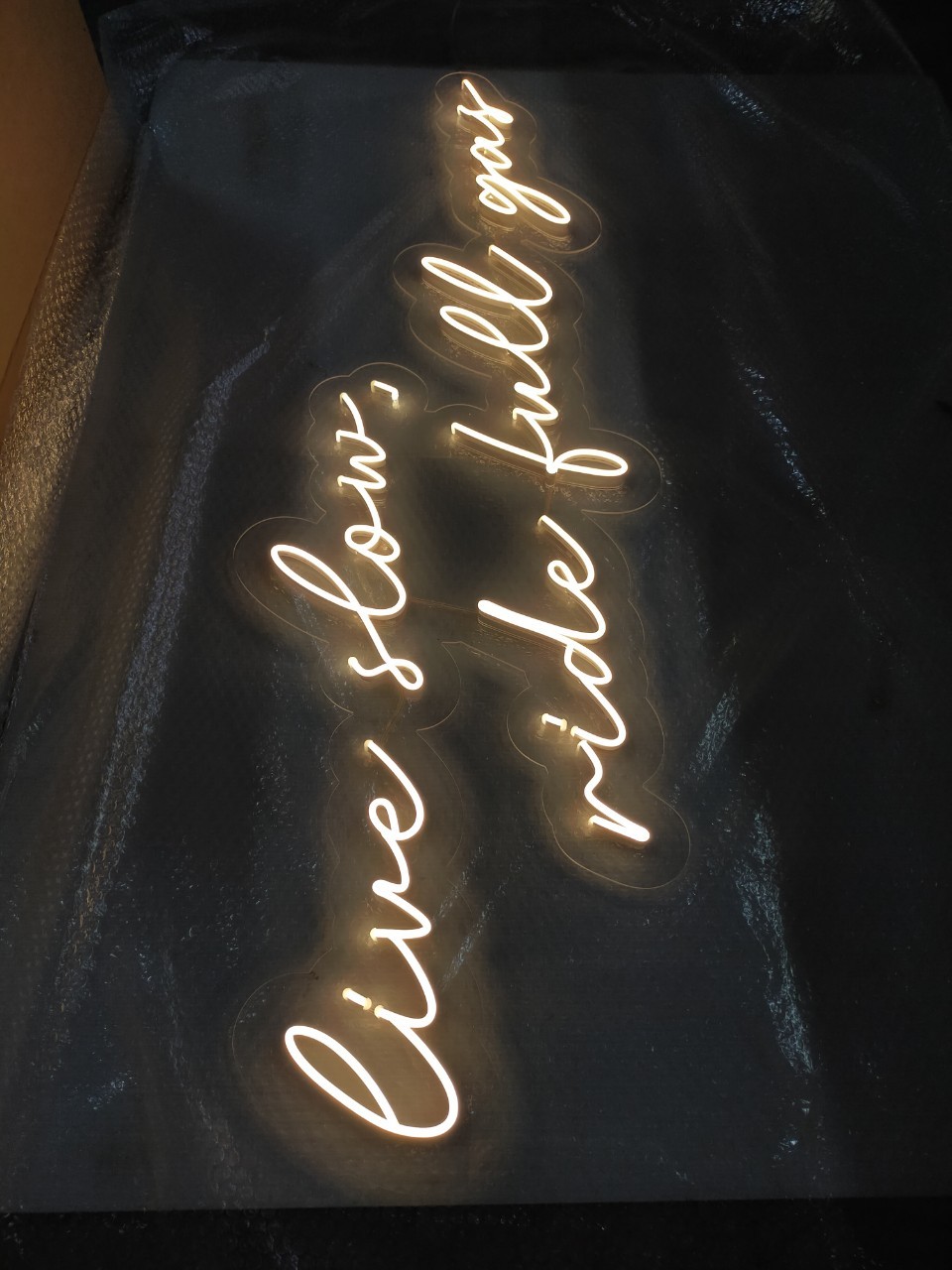 ไฟนีออน