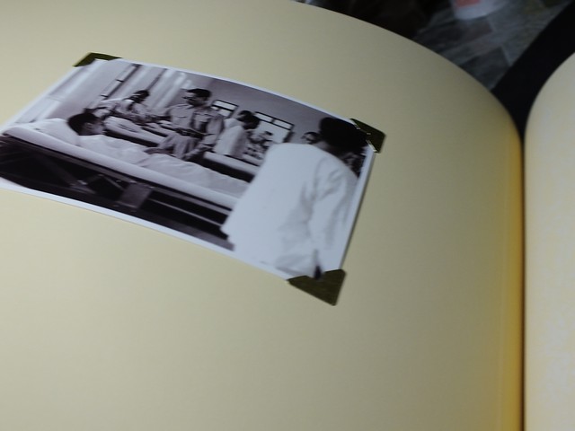 60 ปี พระบารมีปกฟ้า เนื่องในวโโรกาสบรมราชาภิเษก 60 ปี โดย กระทรวงยุติธรรม ปกแข็ง 2 เล่มบรรจุในกล่อง