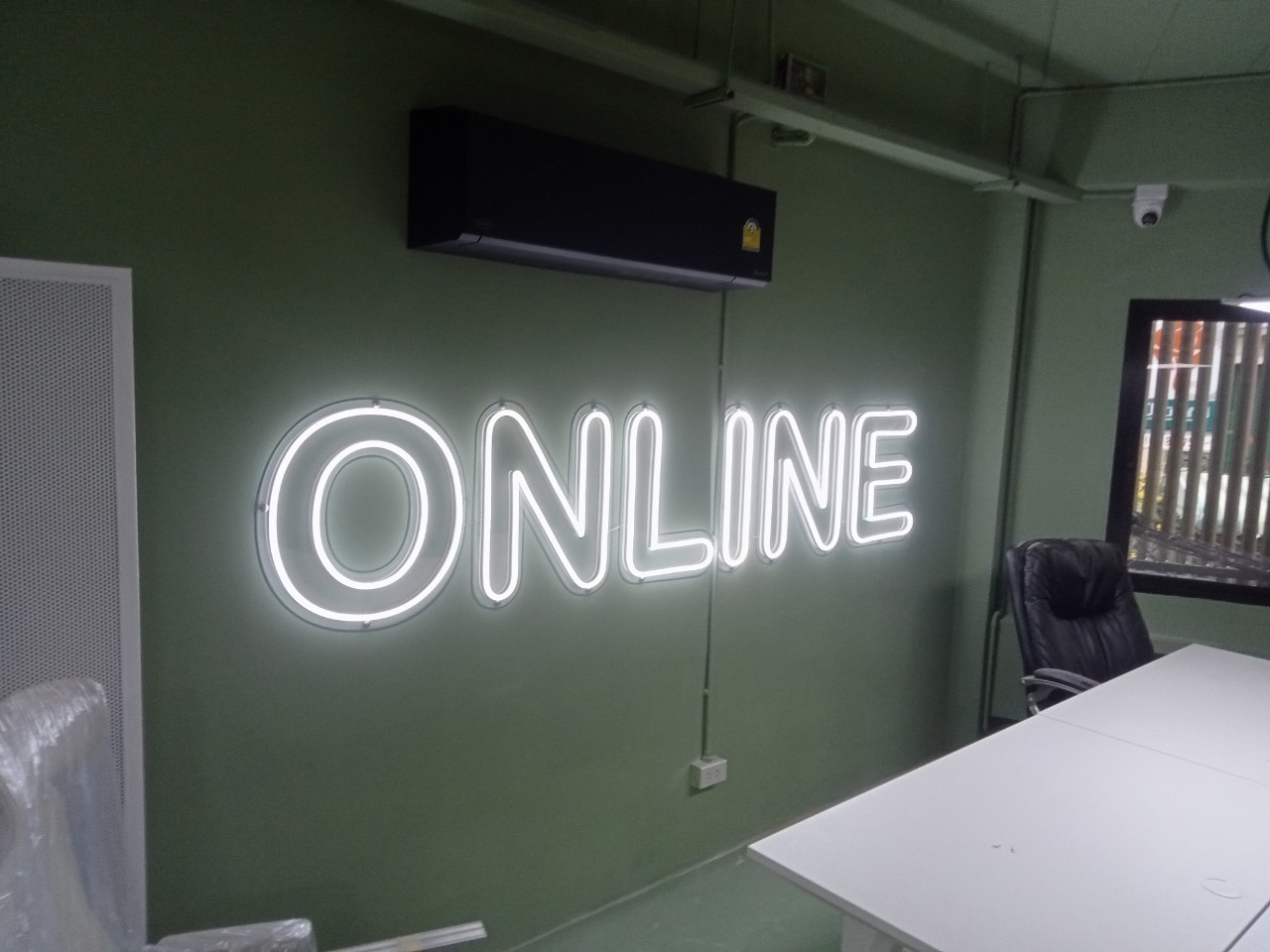 ไฟนีออน เฟค