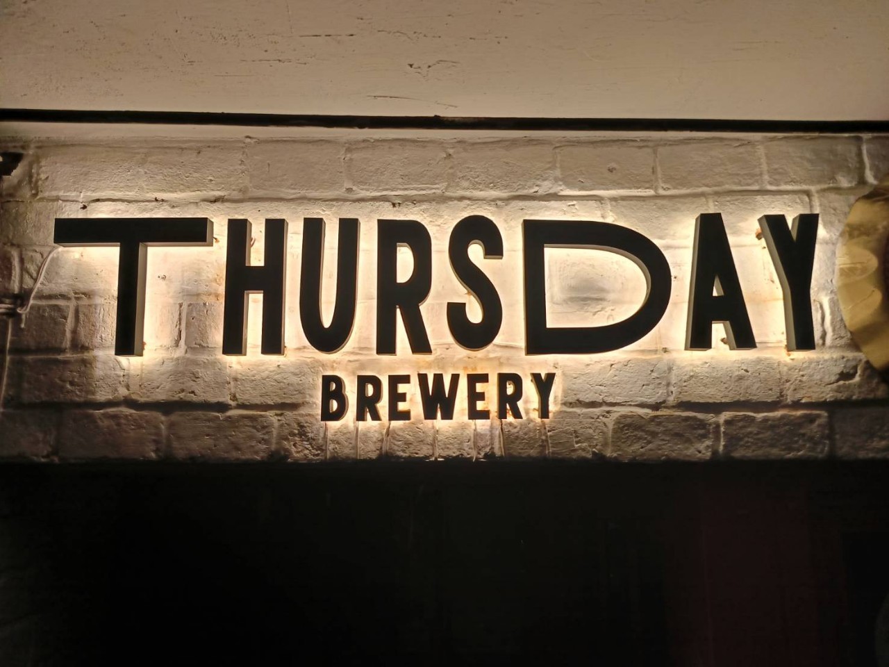 ป้ายอักษรไฟออกหลัง THURSDAY