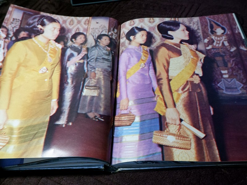 ลิลิตพระราชประวัติ เเละพระบรมฉายาลักษณ์ ของ สมเด็จพระนางเจ้าสิริกิติ์ พระบรมราชินีนาถ ปกเเข็ง