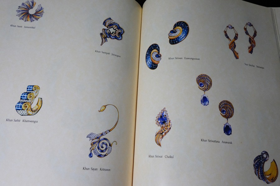 Jew Fest Catalogue 3 โดย สมาคมผู้ค้าอัญมณีไทยเเละเครื่องประดับ (TGJTA) ปกแข็ง 200 หน้า ปี 1996