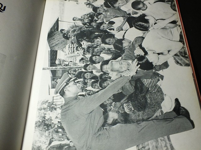 ประมวลพระบรมฉายาลักษณ์ พระราชกรณียกิจ เเละ พระราชจริยวัตร ปี 2515 ปกแข็ง