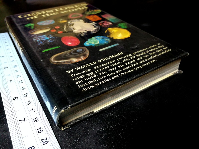 GEMSTONES of the world by walter schumann ปกแข็ง 256 หน้า ปี 1984