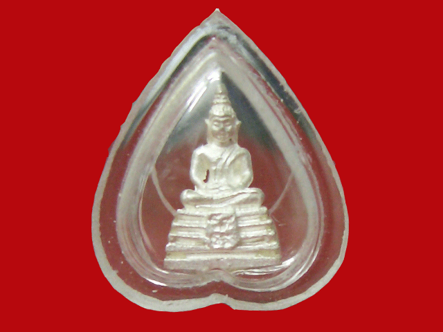 พระพุทธโสธรจิ๋ว เนื้อเงิน รุ่นรวมบุญพญาวัน๘๔ ๒๕๓๘ เลี่ยมกรอบพลาสติกกันน้ำ