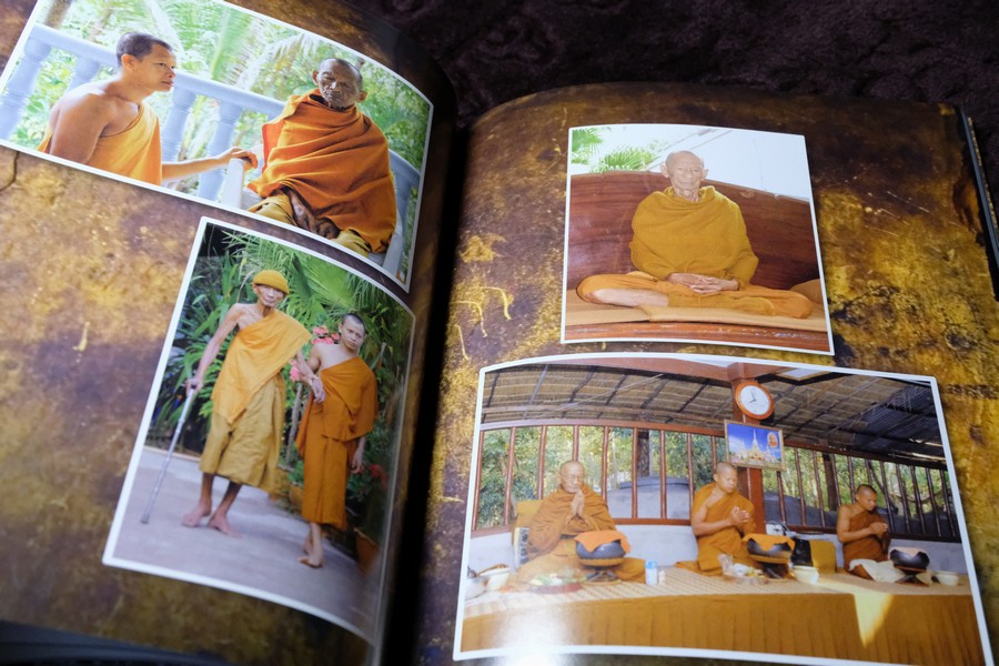 ที่ระลึกงานประชุมเพลิง หลวงตาผนึก สิริมงฺคโล ปี 2552