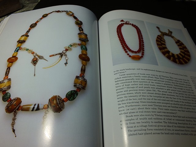 The History of Beads from 30,000 B.C.to the Pesent ขนาด 30X23 ซม. หนา 364 หน้า