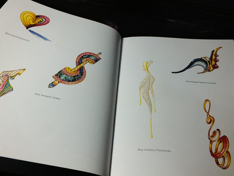 Jew Fest Catalogue 1 โดย สมาคมผู้ค้าอัญมณีไทยเเละเครื่องประดับ (TGJTA) ปกแข็ง 150 หน้า ปี 1993