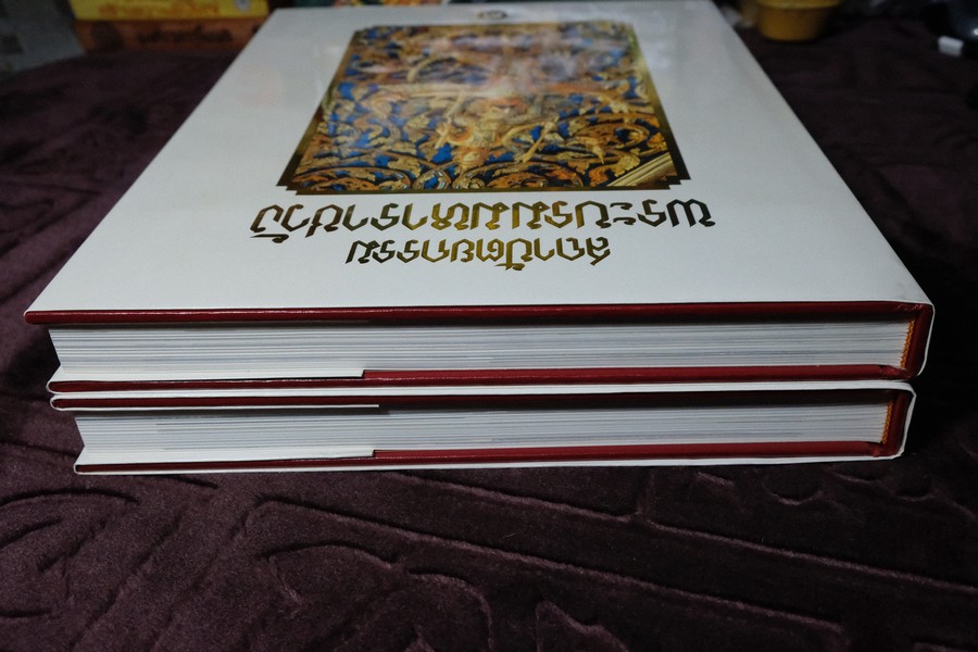 สถาปัตยกรรม พระบรมมหาราชวัง โดย สำนักราชเลขาธิการ ปกแข็ง 2 เล่ม พร้อมกล่อง (สอบถาม)