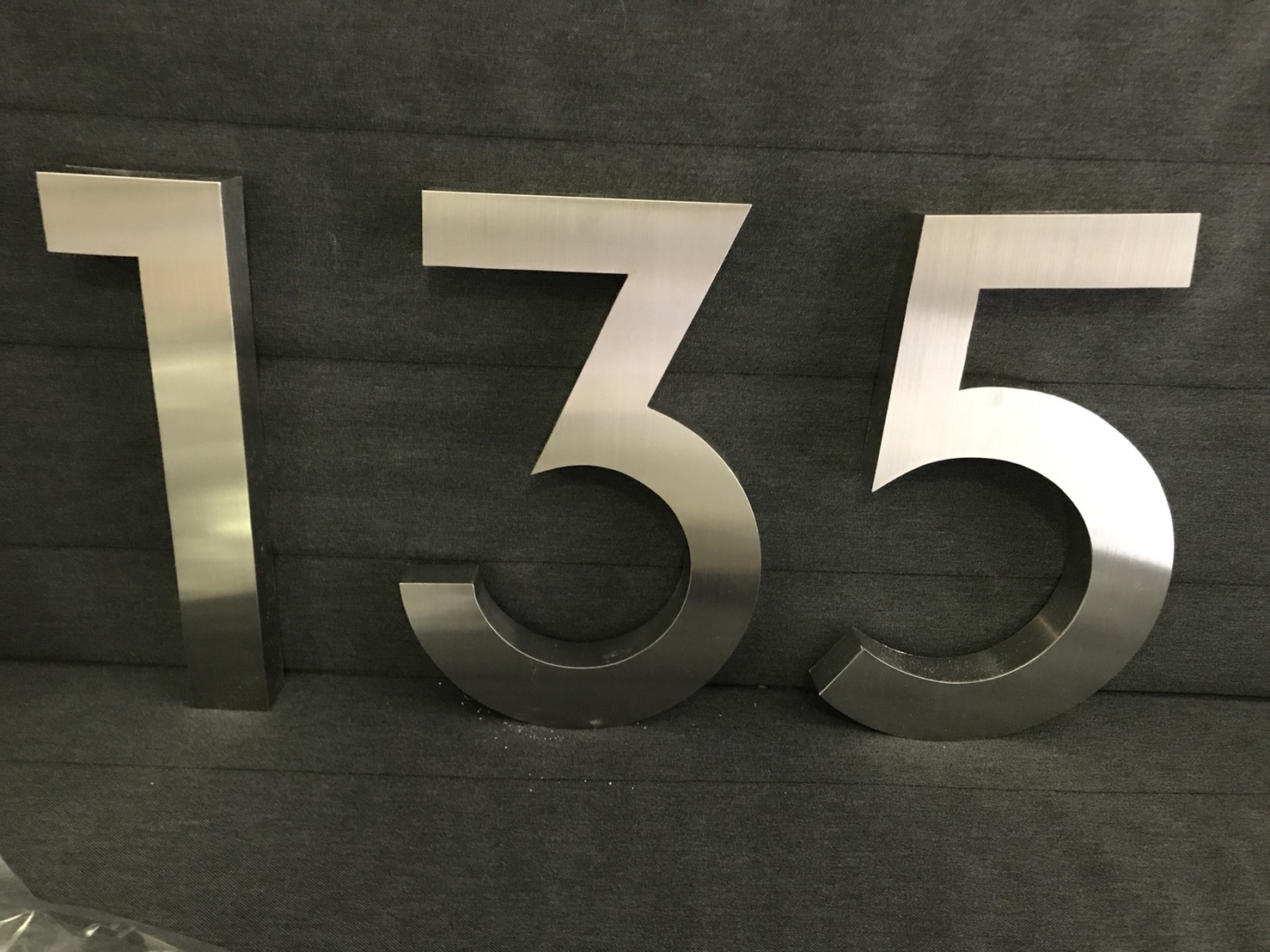 อักษรสแตนเลส ป้ายบ้านเลขที่ 135