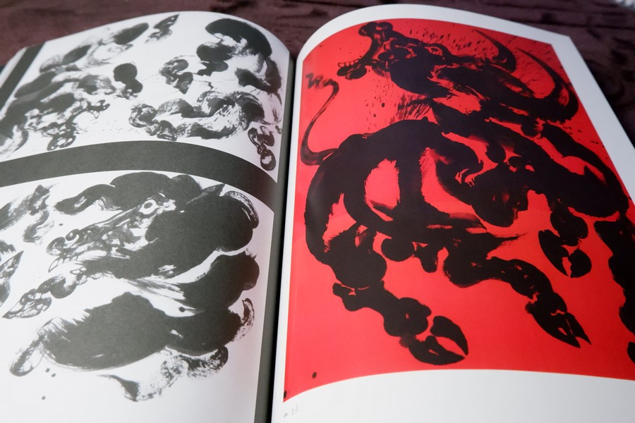 มนุษย์ต่างดาว โดย ถวัลย์ ดัชนี พิมพ์ครั้งเเรก ปี 2552