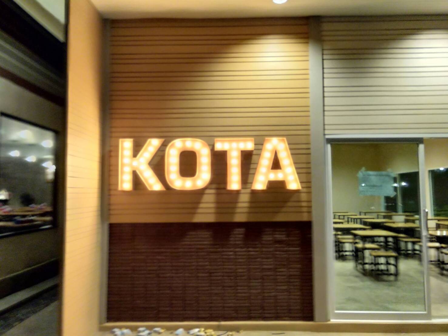 ป้ายไฟปิงปอง @ร้าน sheddo sushi cottage เลียบคลองประปา