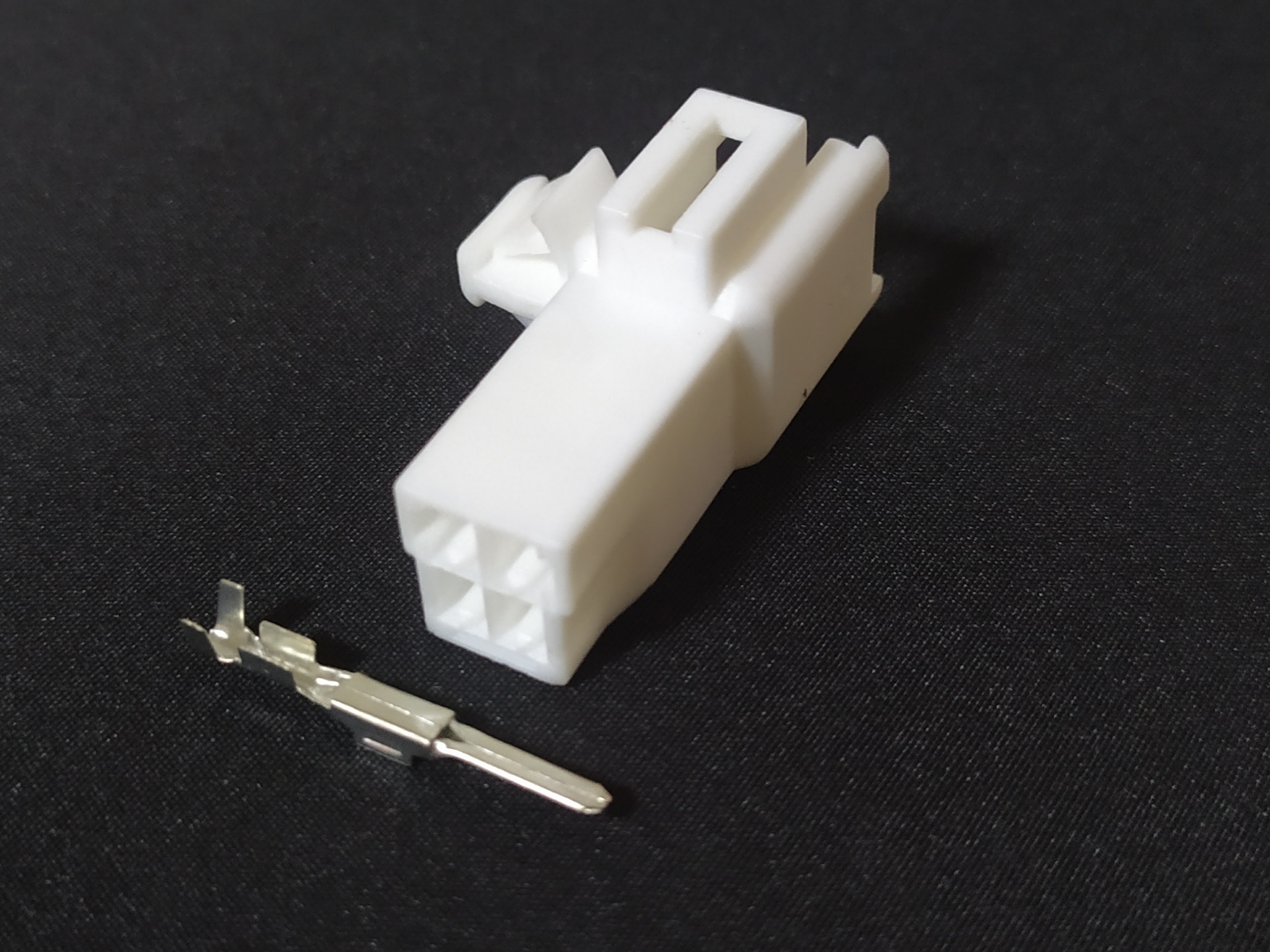 4 พิน ขาว เดือยข้าง #1042 (ตัวผู้)