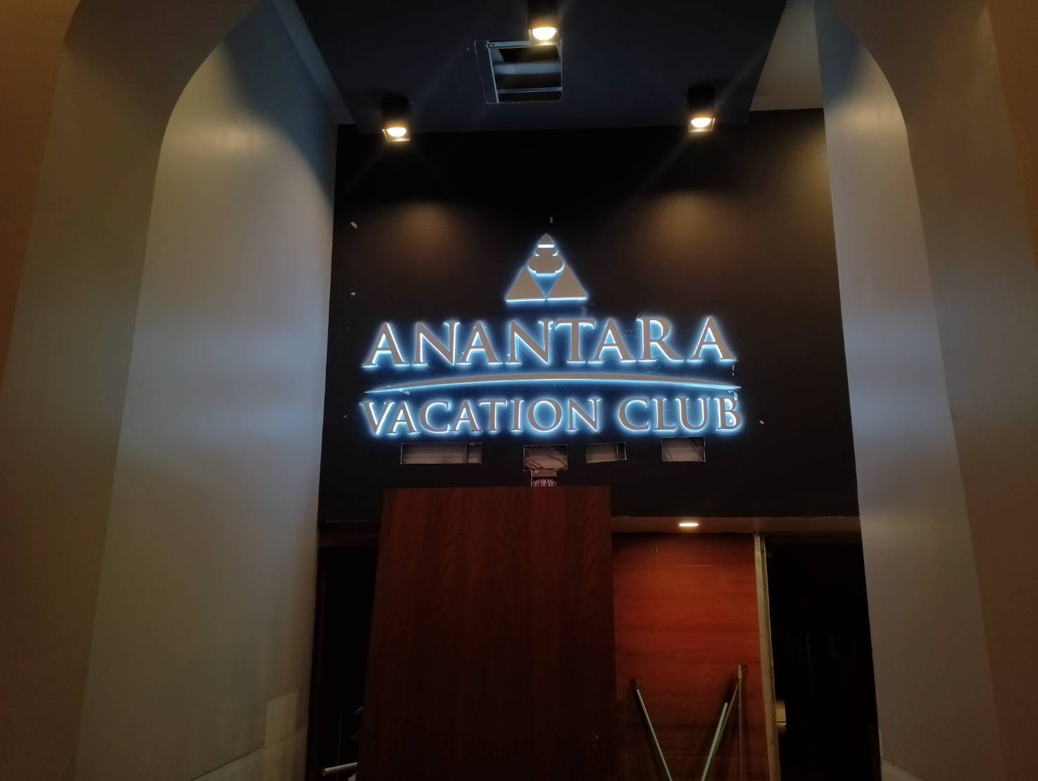 ป้ายอักษรเเสตนเลน ไฟออกหลัง '' ANANTARA ''