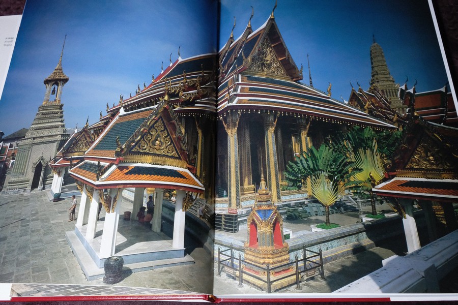 สถาปัตยกรรม พระบรมมหาราชวัง โดย สำนักราชเลขาธิการ ปกแข็ง 2 เล่ม พร้อมกล่อง (สอบถาม)