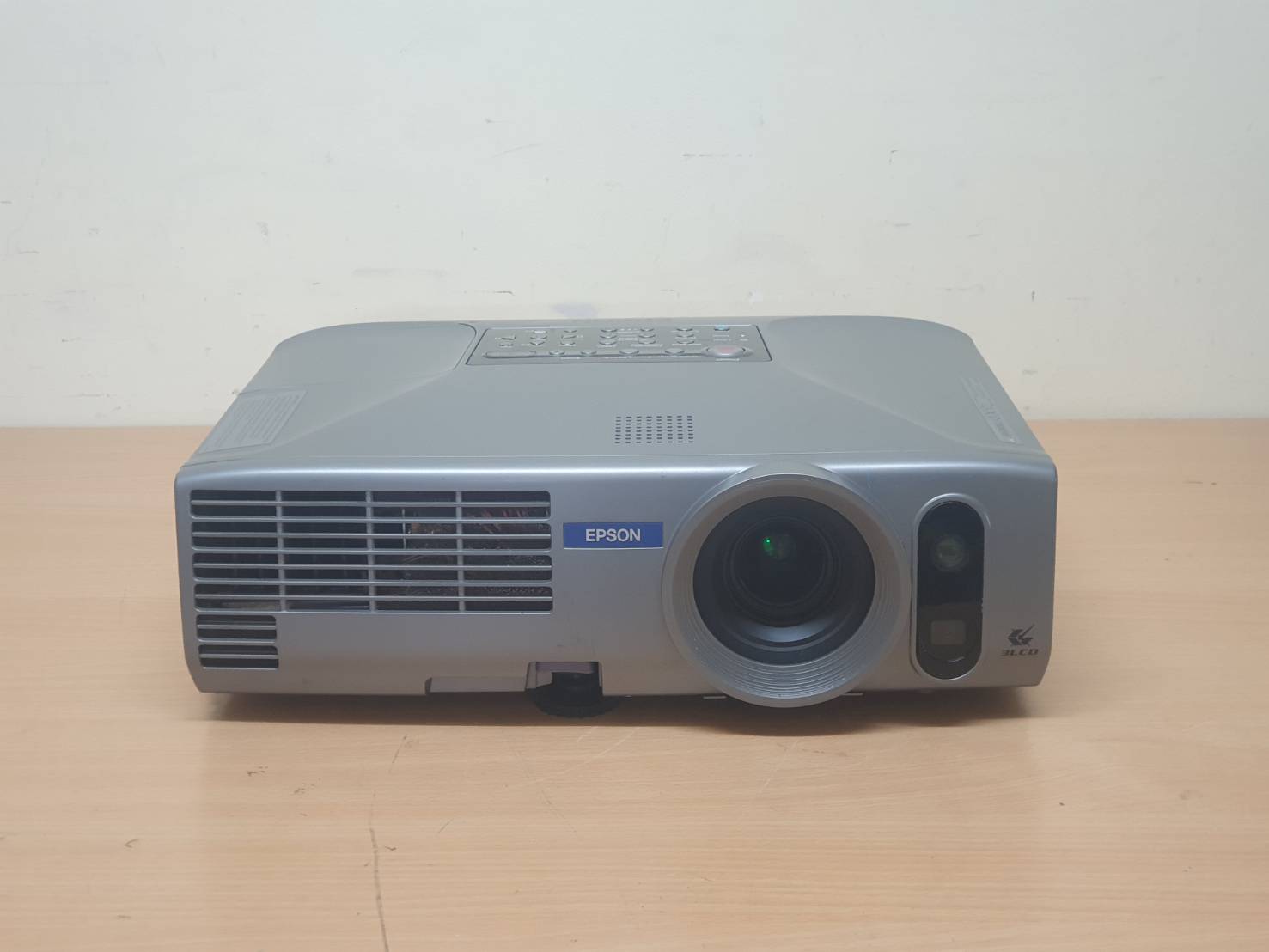 Epson Europe EMP-835 Projector มือสอง