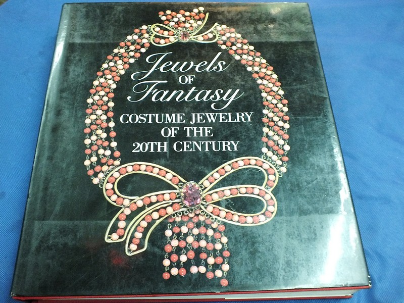 Jewels of fantasy . costume jewelry of the 20th century ปกแข็ง 408 หน้า ปี 1992