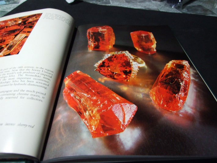 brazil Paradise of gemstones ปกแข็ง หนา 135 หน้า พิมพ์ ปี 1982