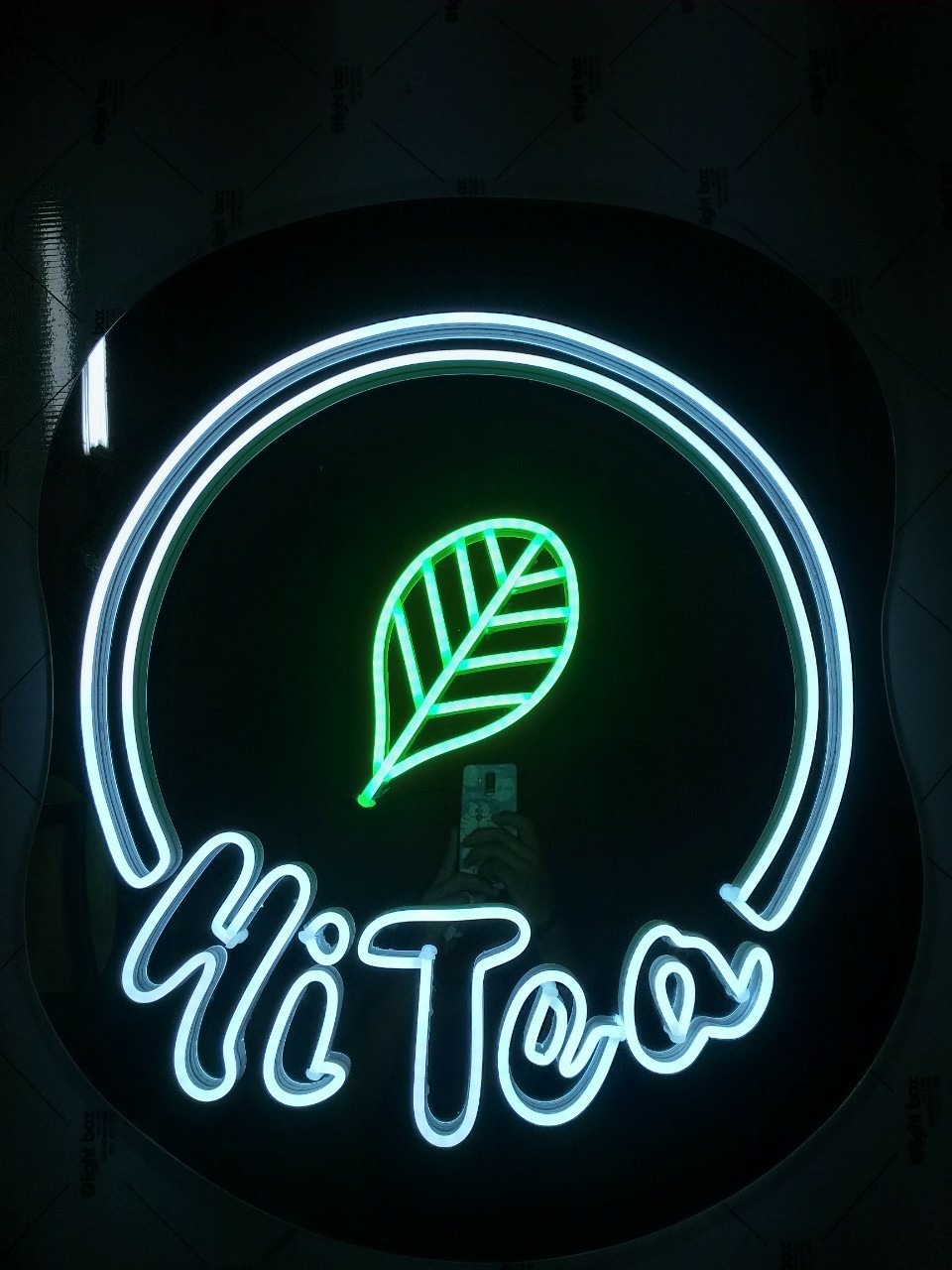 ป้ายไฟนีออนLED Hi Tea สแตนเลสรองหลัง