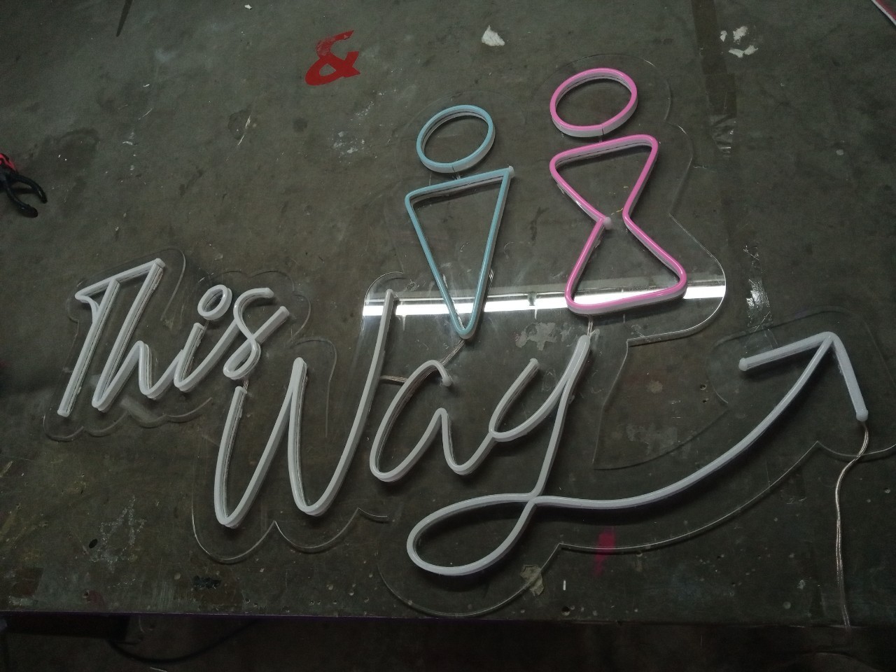 ป้ายไฟนีออน LED อะคริลิคใสรองหลัง