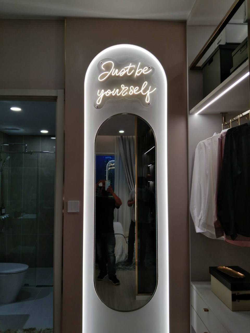 ป้ายไฟนีออน LED อะคริลิคใสรองหลัง