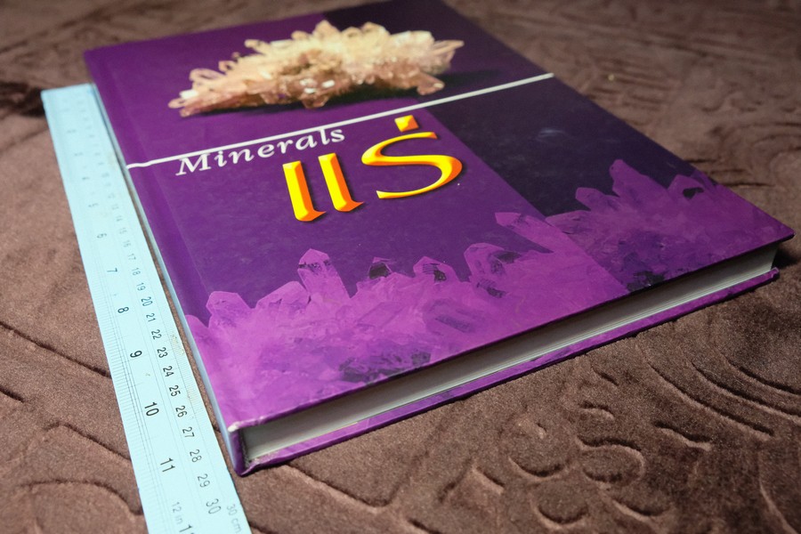 หนังสือ เเร่ โดย กรมทรัพยากรธรณี ปกแข็ง ปี 2553