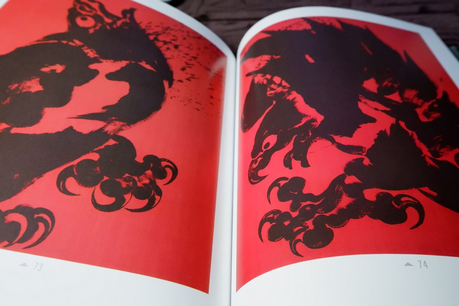 มนุษย์ต่างดาว โดย ถวัลย์ ดัชนี พิมพ์ครั้งเเรก ปี 2552