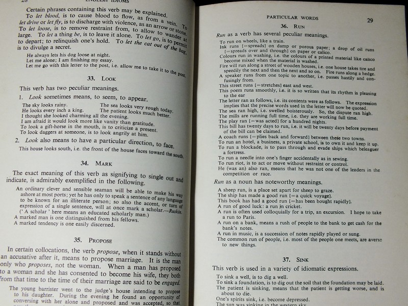 ENGLISH IDIOMS AND HOW TO USE THEM BY W.McMORDIE . oxford university press ปกแข็ง ปี 1961