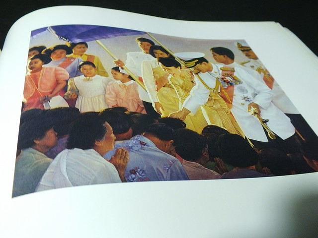 การเเสดงศิลปกรรมเทิดหล้า กาญจนาภิเษกสมโภช โดย ธนาคารไทยพาณิขย์ หนา 102 หน้า ปี 2538