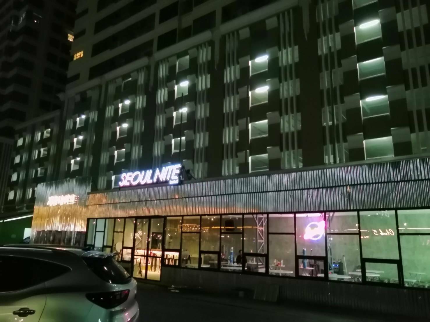 ร้าน SEOLU NITE (โซลไนท์) - อักษรซิงค์ไฟสีขาวออกหน้า - ขอบคิ้วทำสีดำ ขนาด 2 cm - ด้านหน้าอะคริลิคขาวขุ่นติดสติ๊กเกอร์ - ขนาด 392×91 cm