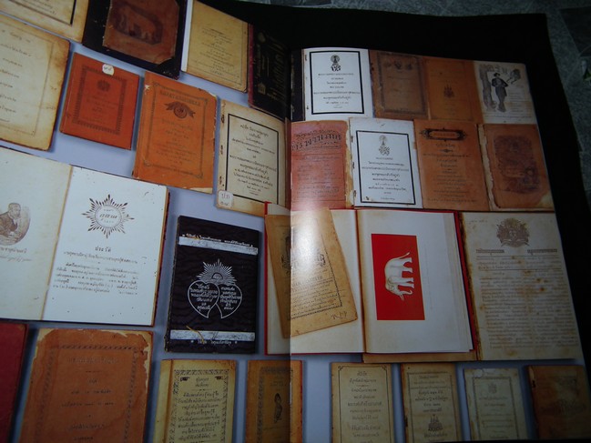 A Century of THAI GRAPHIC DESIGN (สิ่งพิมพ์สยาม) โดย อเนก นาวิกมูล ปี 2543(สอบถาม)