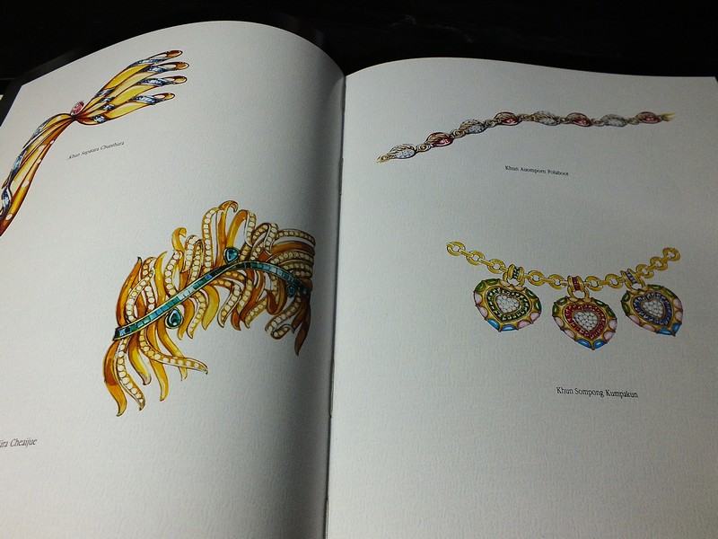 Jew Fest Catalogue 1 โดย สมาคมผู้ค้าอัญมณีไทยเเละเครื่องประดับ (TGJTA) ปกแข็ง 150 หน้า ปี 1993