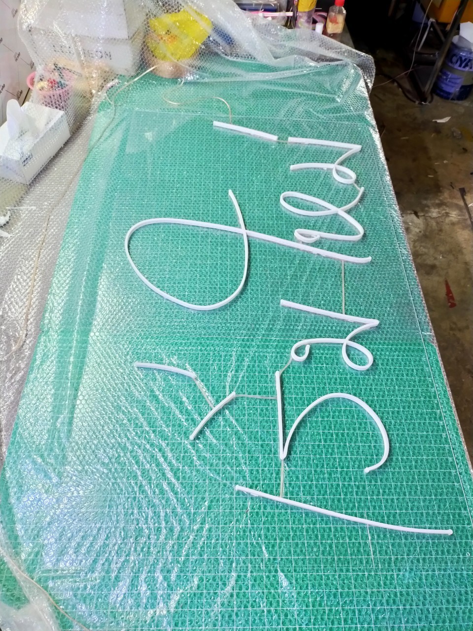 ป้ายไฟนีออน LED อะคริลิคใสรองหลัง