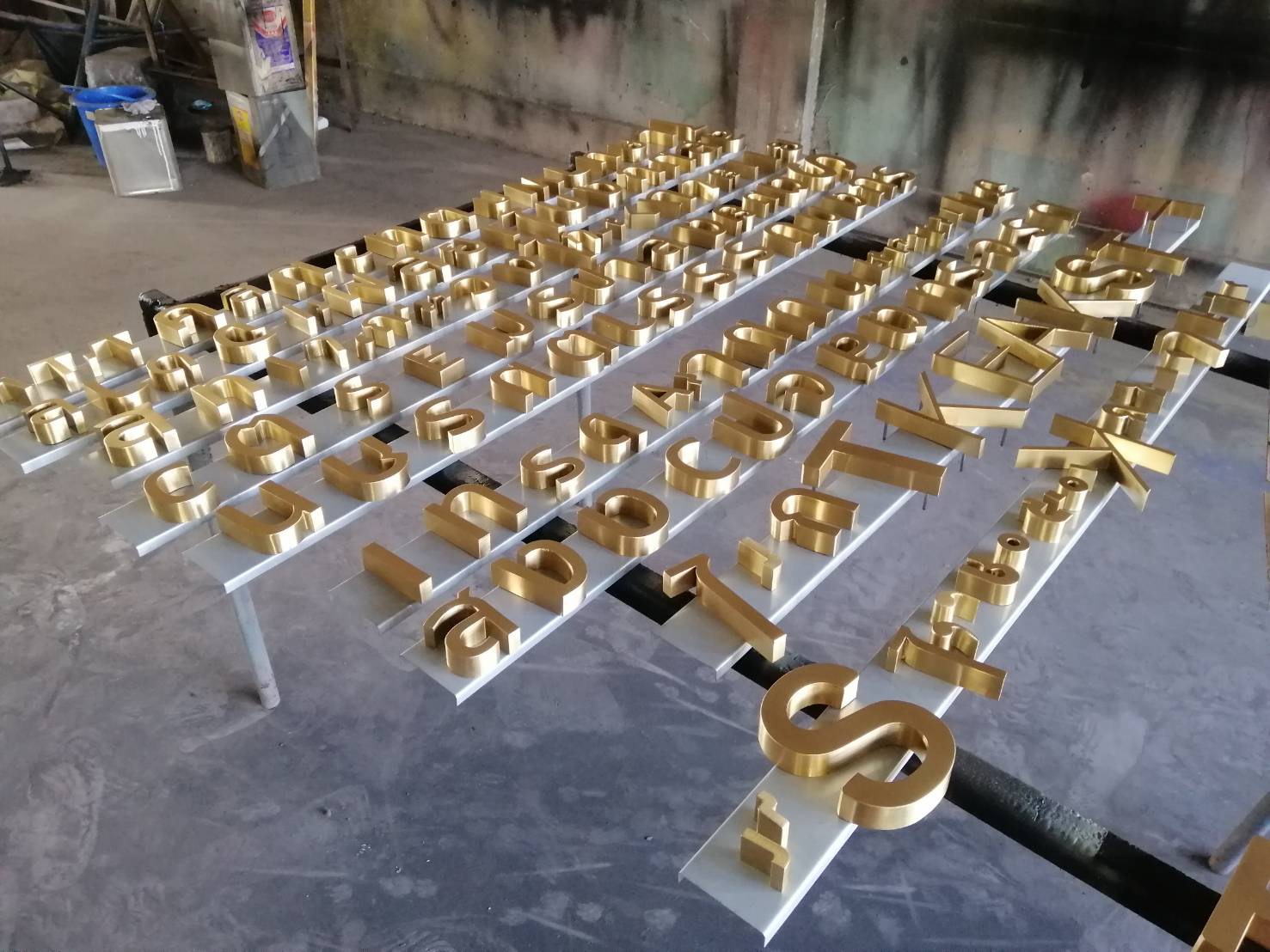 อักษรทองเหลือง