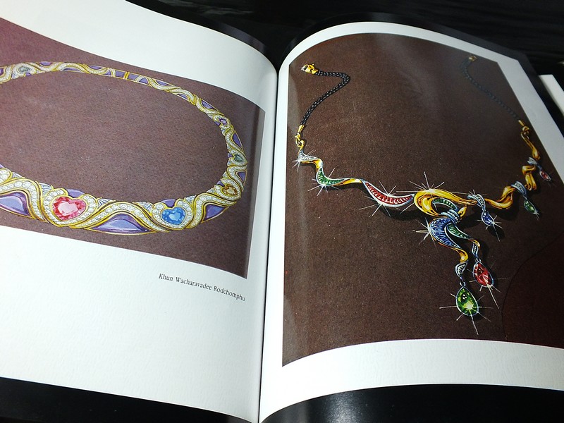 Jew Fest Catalogue 1 โดย สมาคมผู้ค้าอัญมณีไทยเเละเครื่องประดับ (TGJTA) ปกแข็ง 150 หน้า ปี 1993