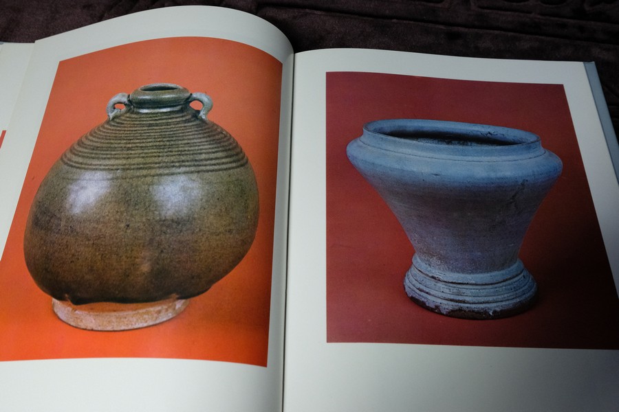 ลายครามเเละหยกล้ำค่าในประเทศไทย โดย จิตรา เตชะไพบูลย์ ปกเเข็ง 170 หน้า