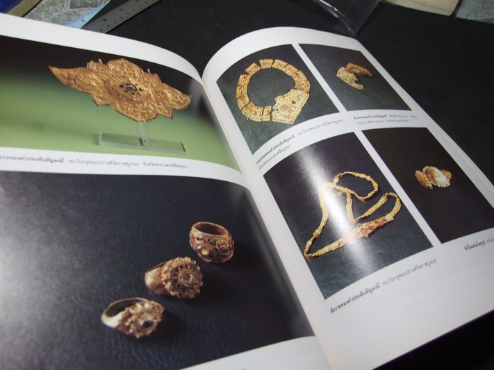 ถนิมพิมพาภรณ์ โดย กรมศิลปากร พิมพ์เนื่องในวันเฉลิมพระชนมพรรษา 5 รอบ 12 สิงหาคม 2535 (สอบถาม)