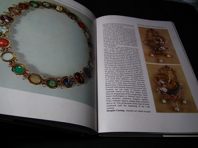 จิวเวลลี่โบราณ Jewellery through the ages ปกแข็งเล่มใหญ่ ปี 1970