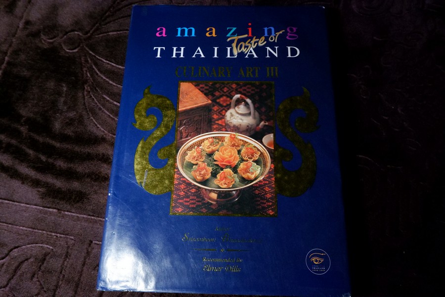 THAI CULINARY ART . Recipes by Srisomboon Bhandhukravi ( 2 ภาษา) ปกแข็ง 256 หน้า ปี 2541
