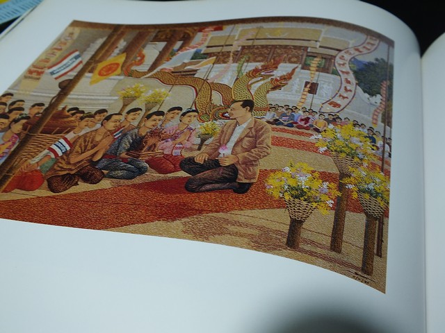 การเเสดงศิลปกรรมเทิดหล้า กาญจนาภิเษกสมโภช โดย ธนาคารไทยพาณิขย์ หนา 102 หน้า ปี 2538