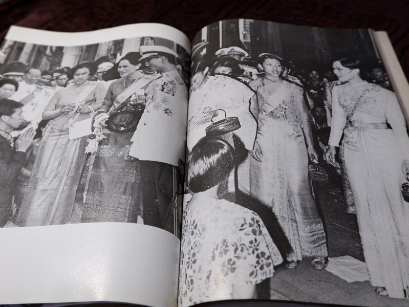 สมเด็จพระนางเจ้าสิริกิติ์ พระบรมราชินีนาถ (ประมวล พระบรมฉายาลักษณ์) โดย สมาคมศิษย์เซ็นต์ฟรังซิสเวียร์ในพระบรมราชินูปถัมภ์