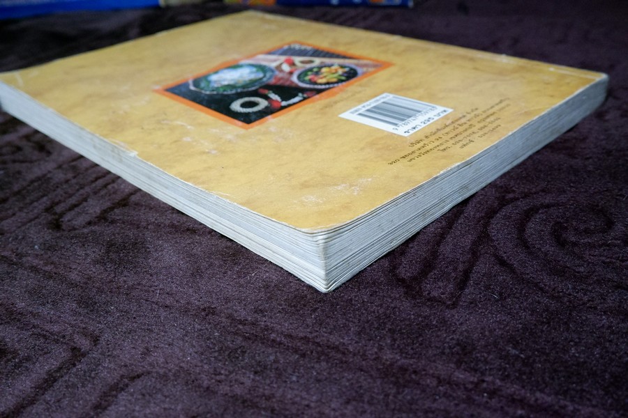 ตำรับอาหาร วิทยาลัยในวัง โดยคณาจารย์จากวิทยาลัยในวัง หนา 232 หน้า ปี 2542