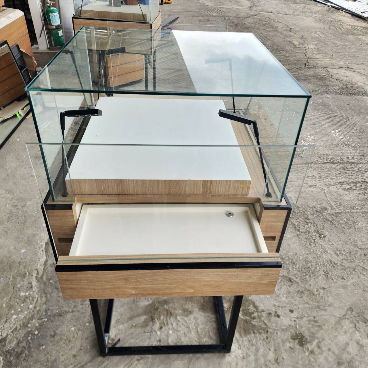 ตู้กระจกโชว์สินค้า ขนาด 65×65×117 cm