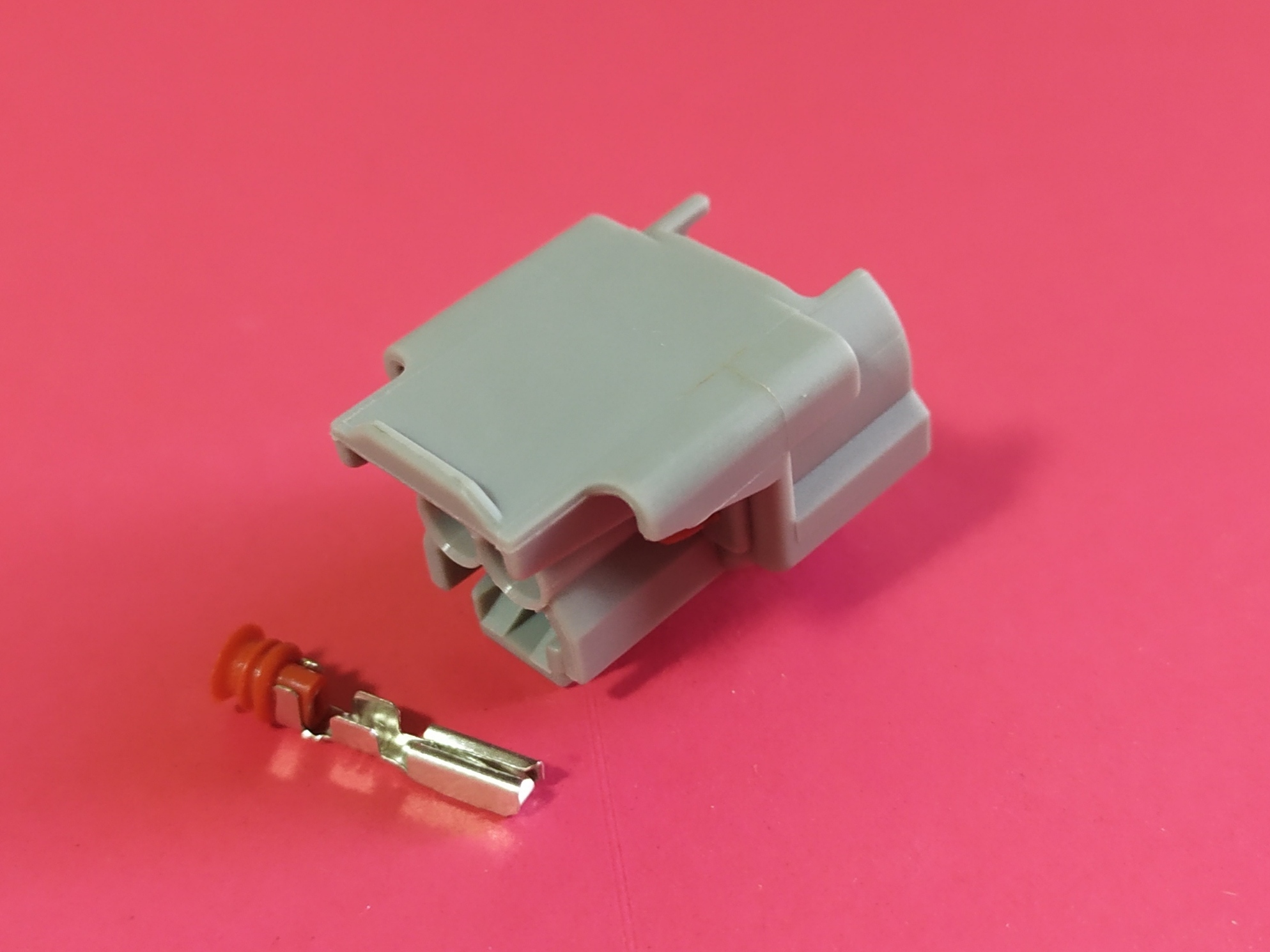 2 พิน เทา หัวฉีด มีฐาน (ตัวเมีย) #0060