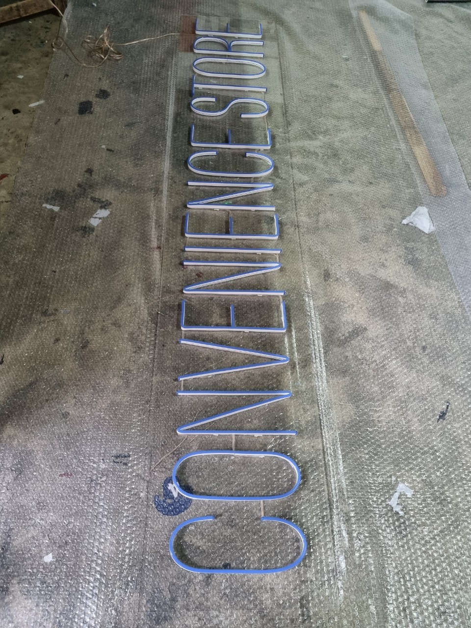 ไฟนีออน เฟค