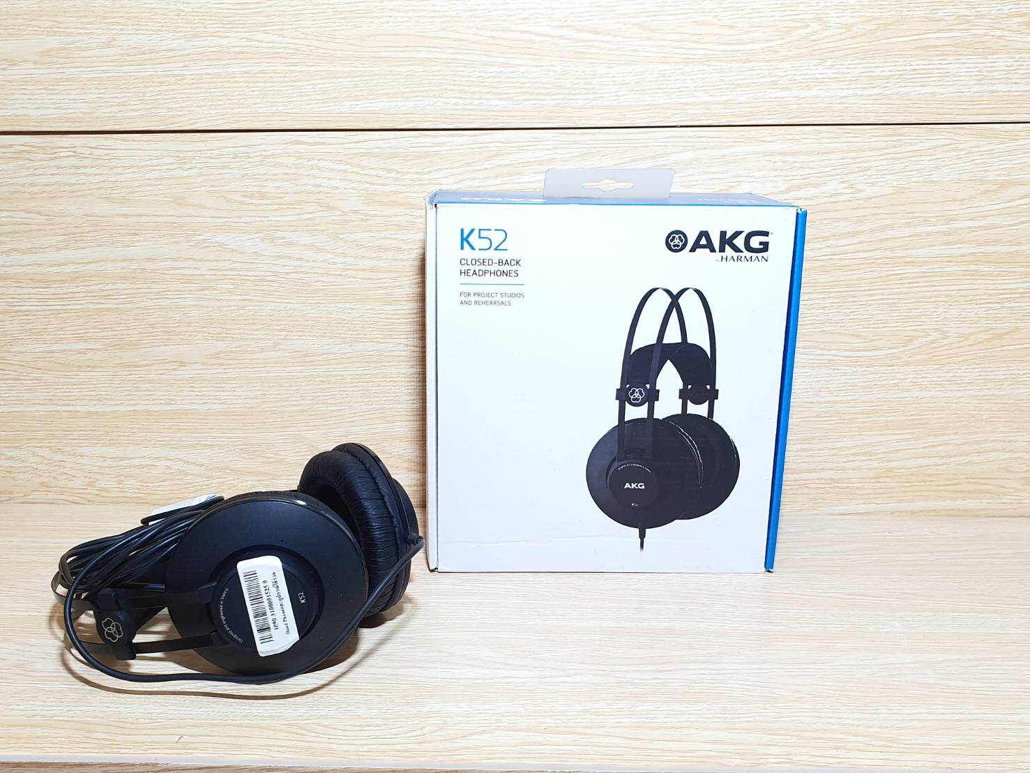 AKG K52