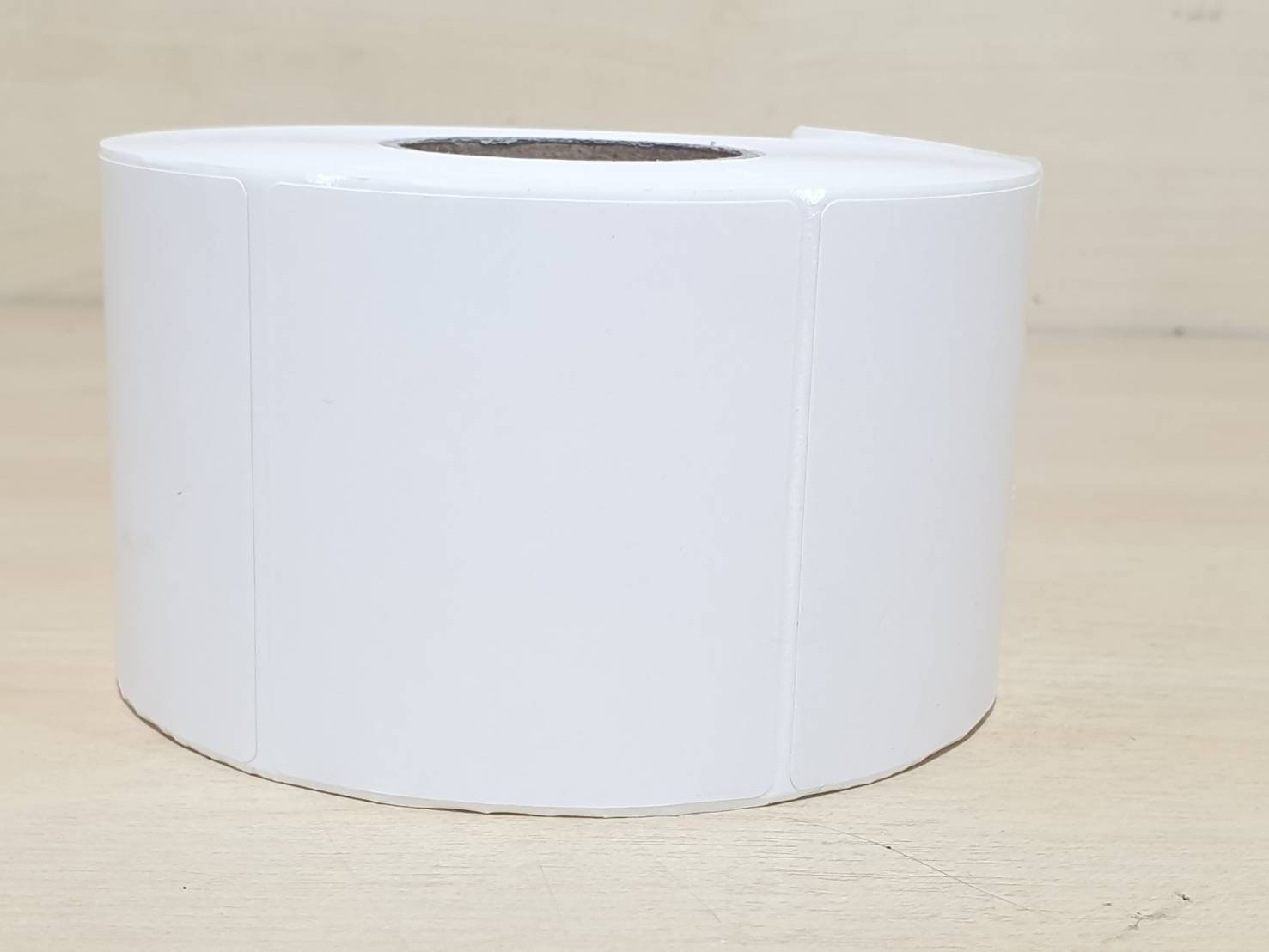 สติ๊กเกอร์เครื่องชั่ง 56x50 mm. แกน 1.5" 900ดวง/ม้วน