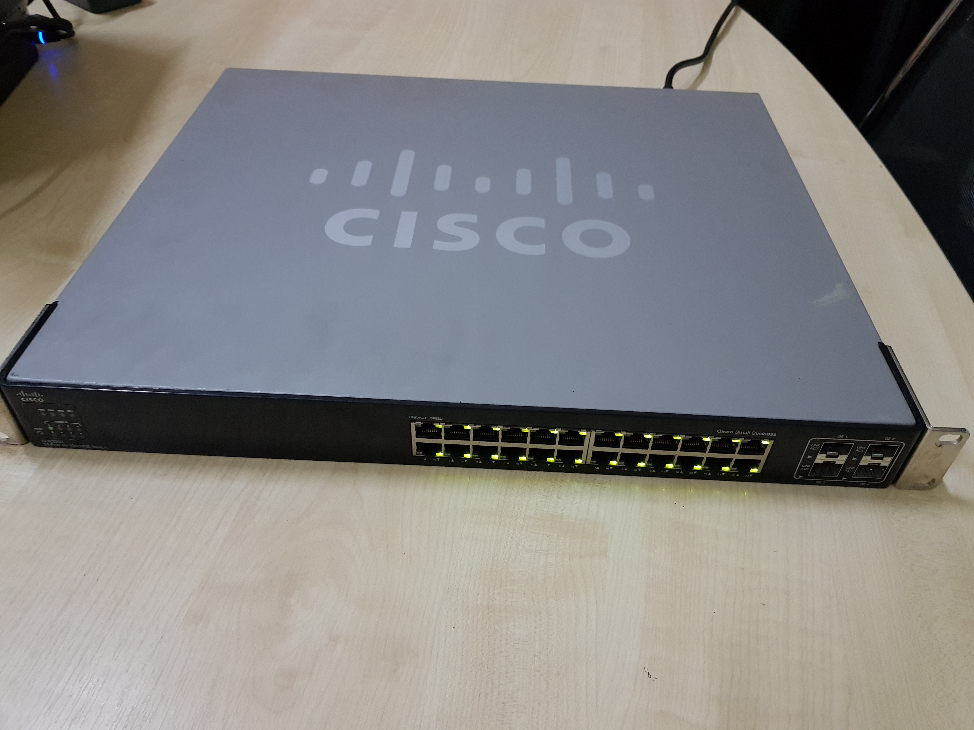 Cisco Small Business SGE2000 24-Ports 10/100/1000 4 SFP Gigabit Switch มือสอง